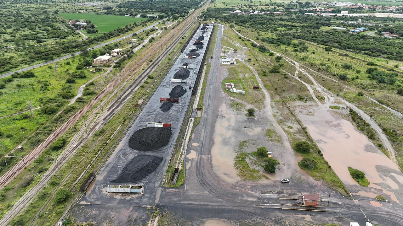 Siding stockpiles and loaded wagons on the export corridor